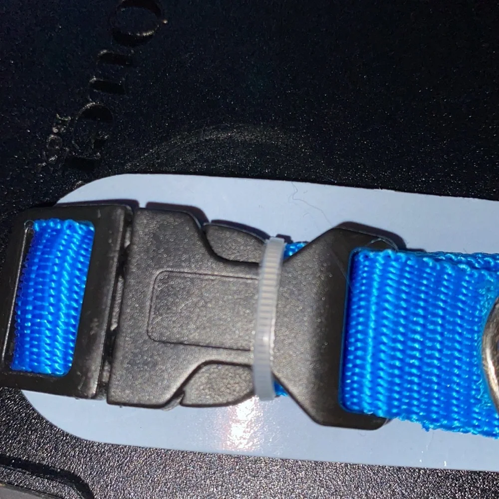 New medium dog collar adjustable fits neck size. 14” to 20”